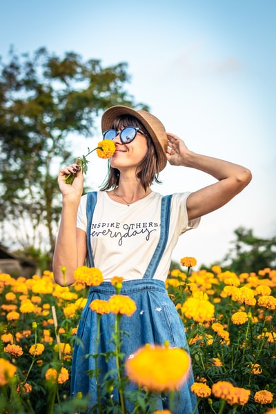 闻花香的女人